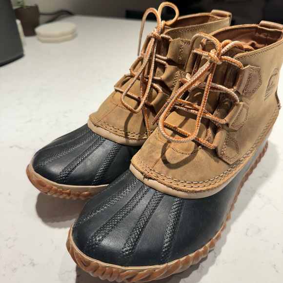 sorel out and about classic women’s waterproof boot - Picture 3 of 10